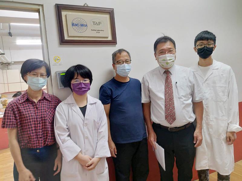 大葉大學藥保系林郁進老師(右二)到仙豐藥廠探訪實習學生