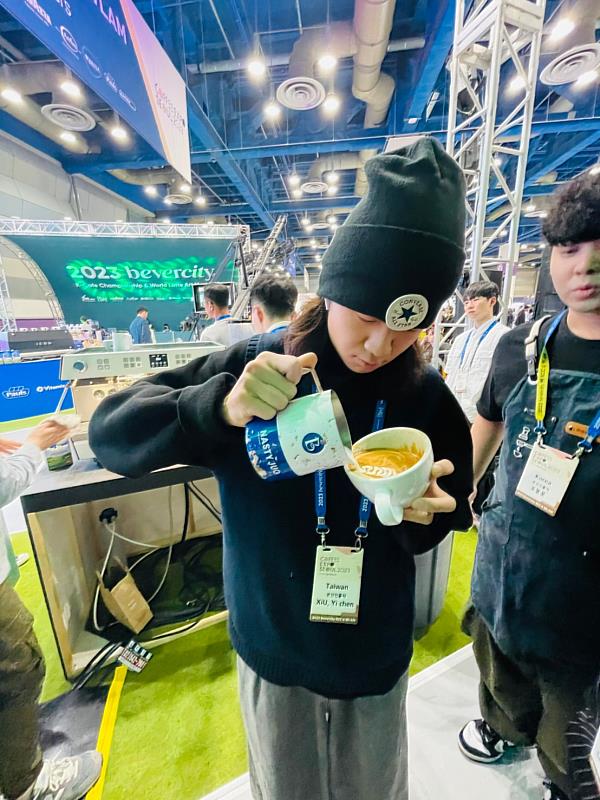 崑大餐飲系陳修醫赴韓參加「WLAM咖啡拉花大師賽」，榮獲殿軍
