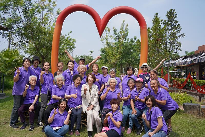 縣長周春米與地方社區合影