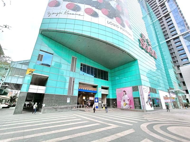 忠孝復興站位於台北東區商圈內，蘊含豐沛的商業活力，也讓周遭房價水漲船高，2022年以23.8%的單價年漲幅位居台北捷運118個捷運站點第一名。