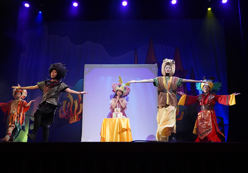 蘋果劇團將帶來精彩的歌舞劇《低頭族小龍女》，帶領台下大小朋友進入魔幻的海洋世界。