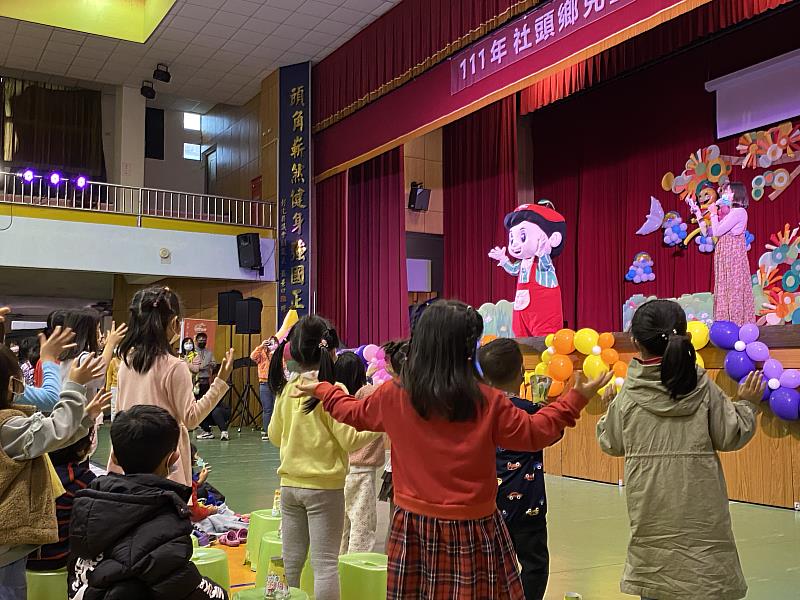 蘋果劇團的靈魂人物－蘋果叔叔，也將粉墨登場，帶領現場大朋友、小朋友動動手腳一起活力帶動跳。