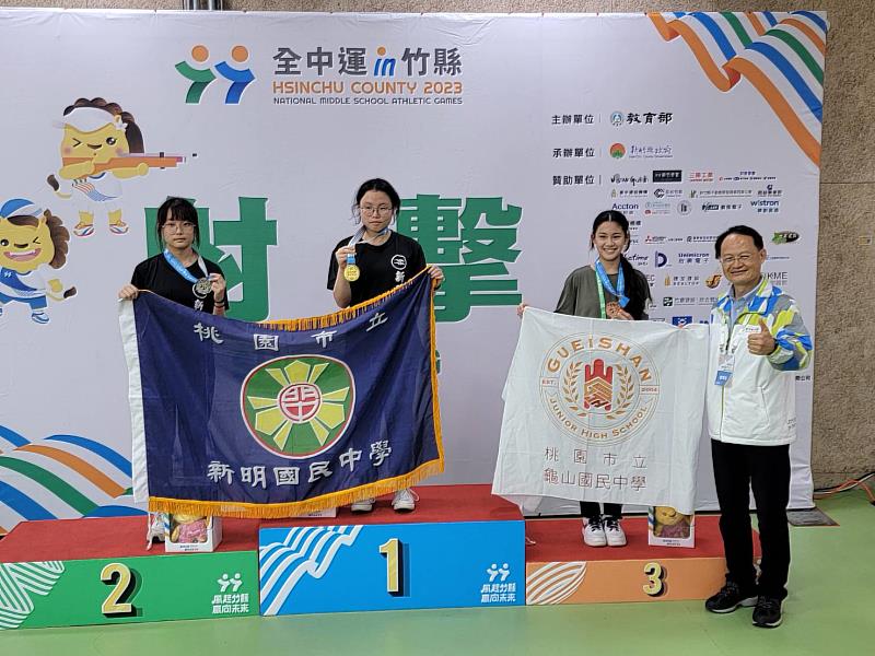 教育部體育署蔡忠益組長為國女組射擊10公尺空氣手槍個人賽頒獎，桃園市新明國中林冠妤金牌、桃園市新明國中葉采昕銀牌、桃園市龜山國中蔡婕嬣銅牌。