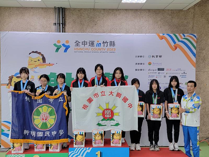 112年全中運組織委員會運動競賽小組委員國立臺灣師範大學李佳融教授為國女組10公尺空氣手槍團體賽頒獎，桃園市大崗國中奪得金牌、桃園市新明國中銀牌、高雄市興仁國中銅牌