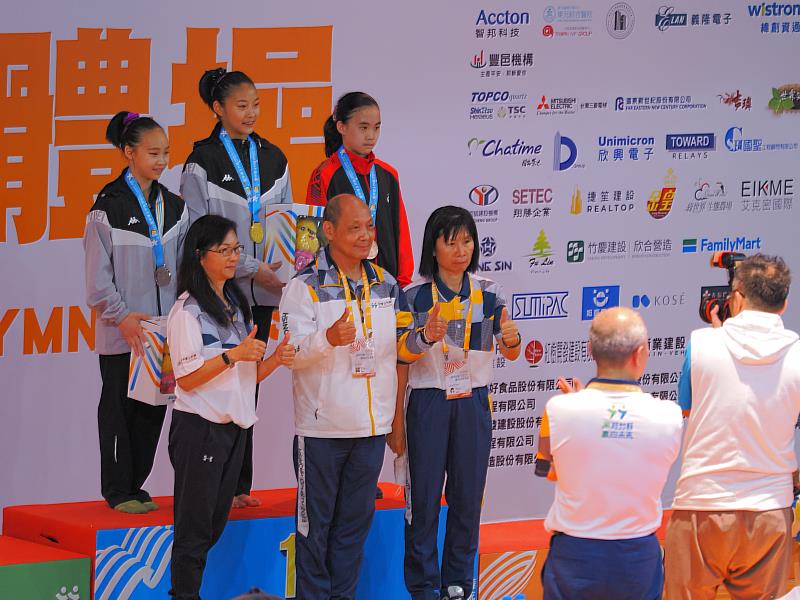 國女組頒獎典禮第一名臺北市民生國中楊可玟(中間),第二名臺北市民生國中吳彧之(左一)。