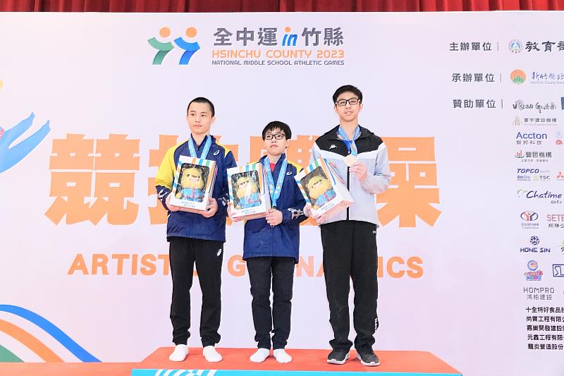 國男組頒獎典禮第一名新北市明志國中莊宇騰(中間),第二名新北市明志國中朱駿博(左一)。