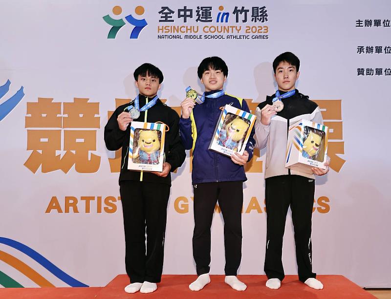 高男組頒獎典禮第一名新北市三重高中莊佳龍(中間),第二名宜蘭縣羅東高商宋孝恆(左一)