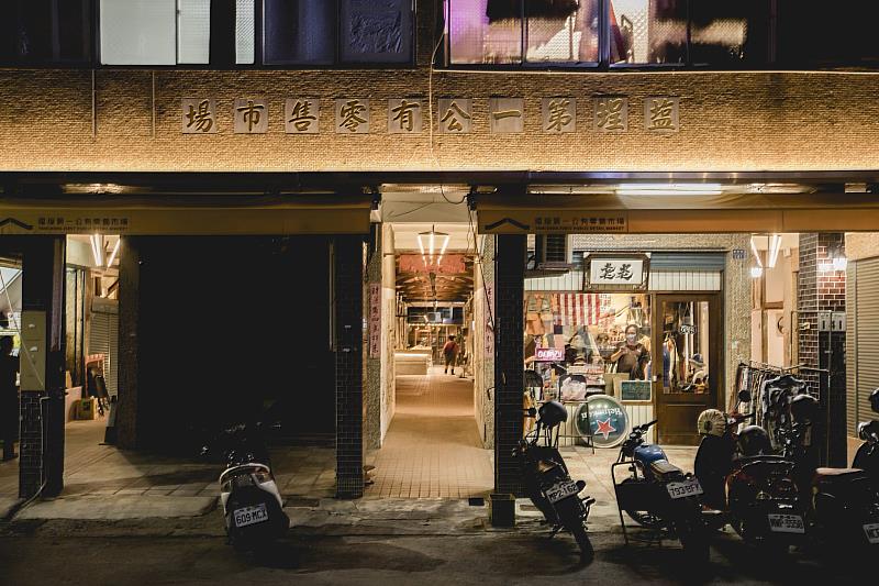 經發局還原鹽一市場山形木構屋頂打造最美菜市場，獲《BRUTUS》介紹並採訪青創店家推廣港都觀光與人文歷史。