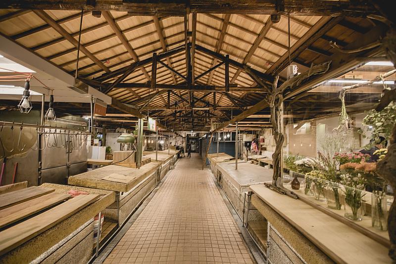 經發局還原鹽一市場山形木構屋頂打造最美菜市場，獲《BRUTUS》介紹並採訪青創店家推廣港都觀光與人文歷史。