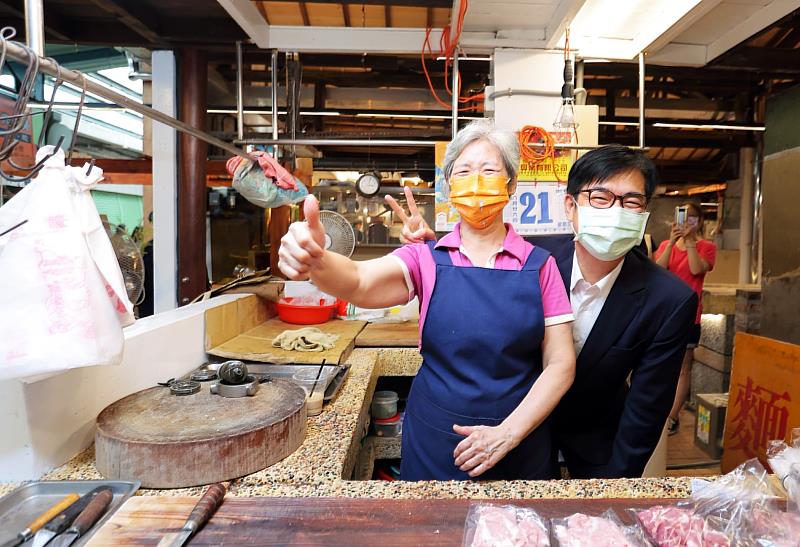 高雄市長陳其邁上任後隨即啟動市場再造，出席成果展與攤商互動熱烈（左為今年70多歲、市場肉攤第三代的洪阿姨）