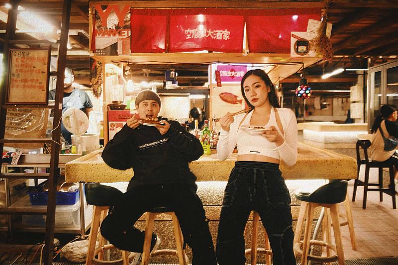 經發局招募15家青年攤商進駐推動青銀共市，樹立傳統市場再造典範，《BRUTUS》特別介紹空腹虫大酒家包仔葉豬肉串等特創意料理。