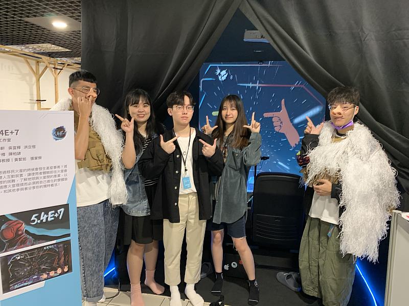 作品5.4E+7由謝昀軒、吳宜樺、洪立恒、方子樽、陳柏諺所共同創作