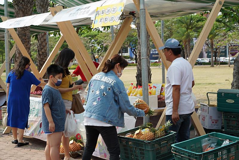 國產鳳梨進入最佳賞味期，高雄神農市集持續販售國產鳳梨及相關加工品，歡迎國人多多選購