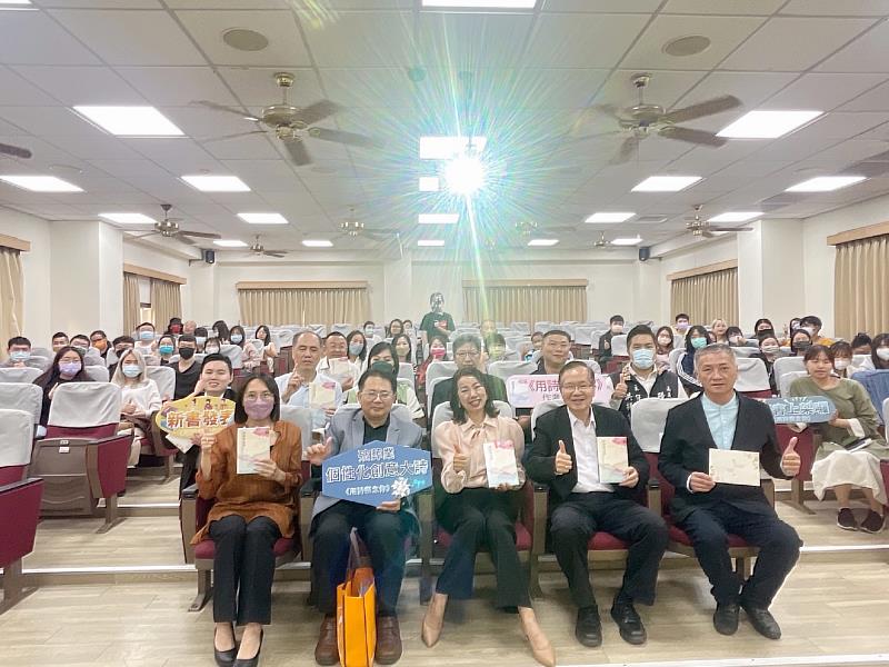 《用詩祭念你》新書發表會於南華大學登場，展開心靈大「詩」的美學對話，現場大合照。
