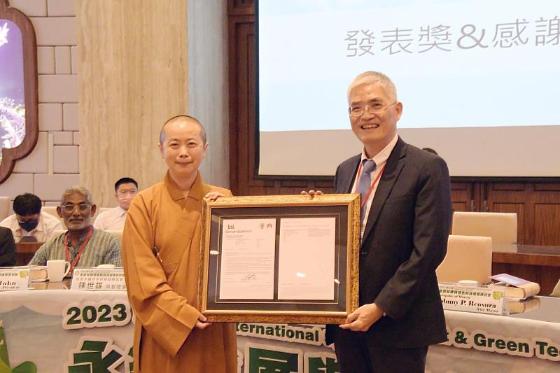 佛陀紀念館榮獲英國標準協會BSI 碳盤查證書，由南華大學副校長高俊雄(右)代表頒發證書，佛陀紀念館副館長永融法師(左)代表接受。