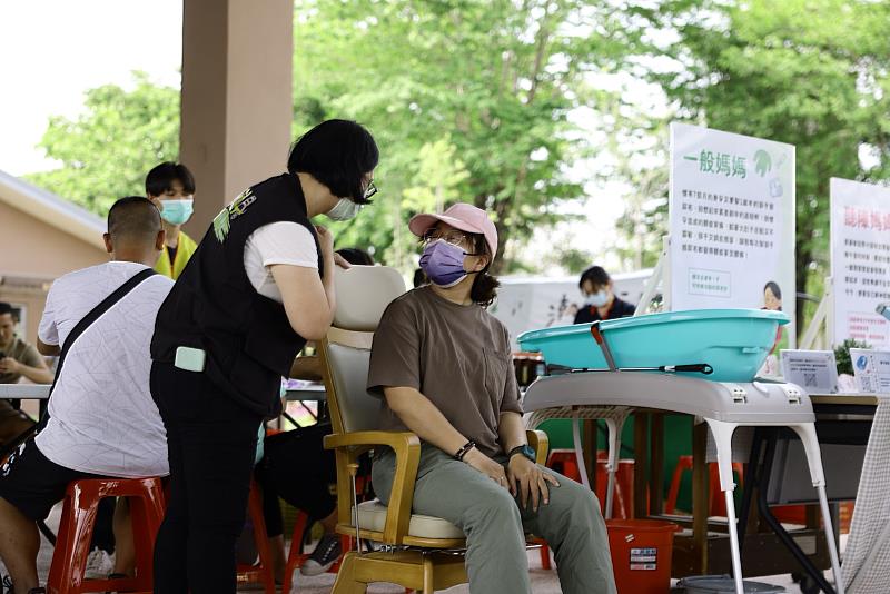 讓民眾體驗乘坐PITATTO旋轉單人椅