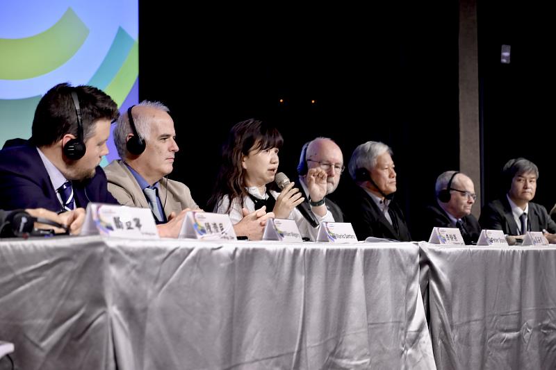 文化部次長李靜慧（左三）主持「2023年文化遺產災害風險管理論壇」閉幕式，與BSI（藍盾國際組織）主席Peter Stone(左四）、副主席Kidong Bae（右三）、ICOMOS（國際文化紀念物與歷史場所保存委員會）秘書長Mario Santana（左二）、UNESCO教席大窪健之教授（右一）、ICOMOS氣候行動小組召集人William Megarry教授（左一）、喬治華盛頓大學Thomas Kline（右二）教授等國際代表交流。