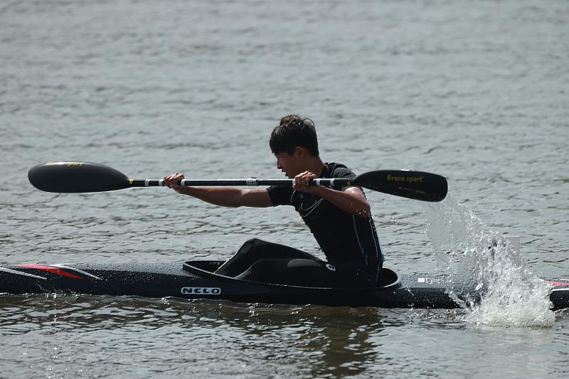 單人K艇奮力划漿向前