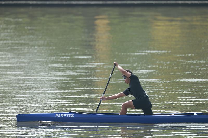 單人C艇奮力划漿向前