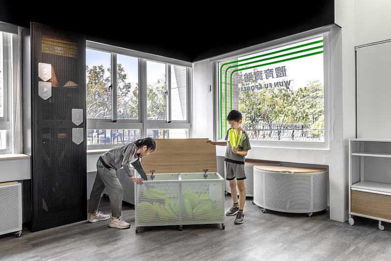 高雄市文府國小針對大型球類特別設計移動式矮櫃，讓各年級學童都能輕鬆取放