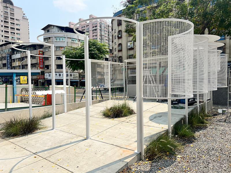 高雄市光武國小以輕巧、通透的波浪牆序列、延續地景緩坡，局部融入多樣化植栽，創造出明亮乾淨的資源回收場域