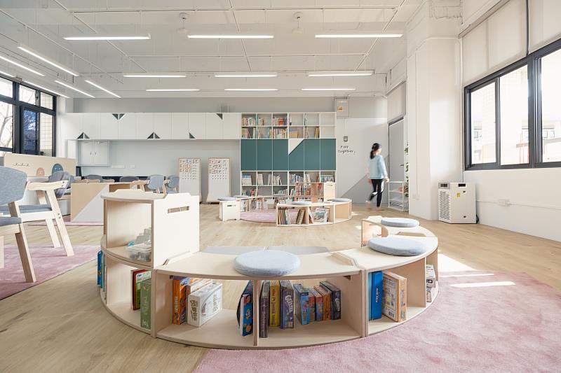 高雄市四維國小移動式家具除了讓使用更有彈性外，也能營造輕鬆、穩定情緒的氛圍