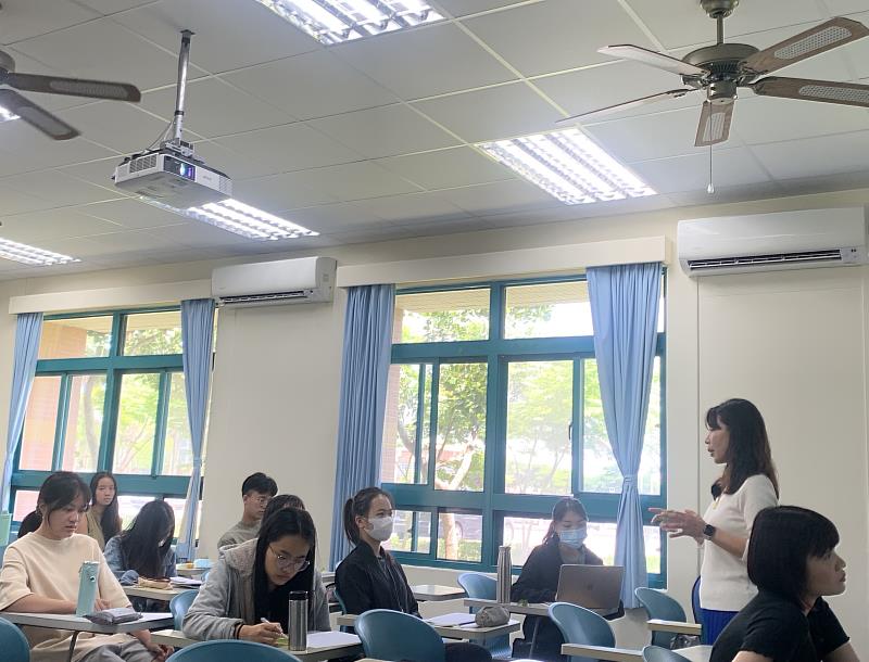 羅校長跟同學交流自己為何會從事華德福教育。