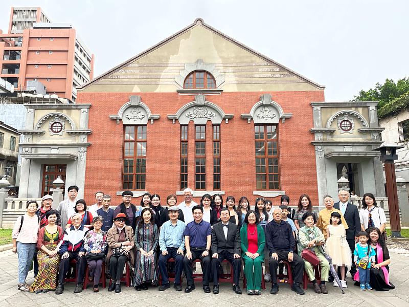 開幕來賓於新竹公會堂前合影