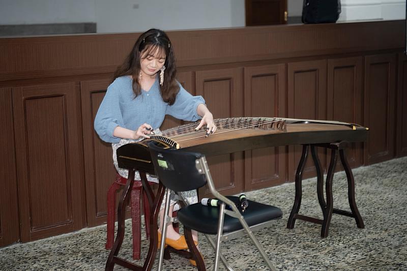 吟風箏樂團副團場陳易昀演奏(新竹市美術協會提供)