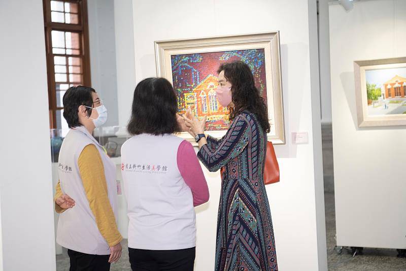 藝術家傅淑敏於展覽現場解說創作(新竹市美術協會提供)