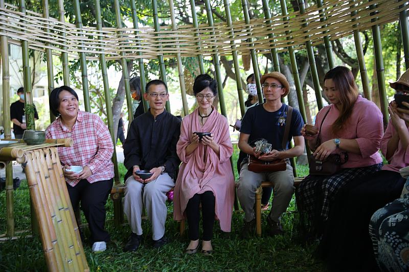 賓客透過互動的五感知覺，包含手感的輕重、觸感的溫潤等並應和著環境的氛圍、爐子上茶釜的煮水聲，傳遞以茶會友則是一個人與人、人與自然、人與社會間各種關係的會面的