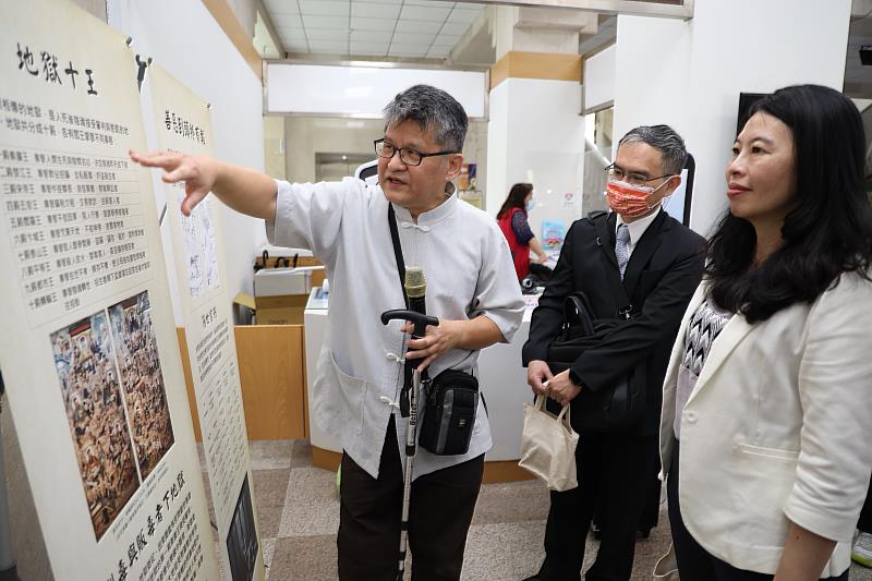 國立自然科學博物館策展人楊中信（左起）為科博館副館長羅偉哲、法務部保護司副司長陳佳秀等人導覽