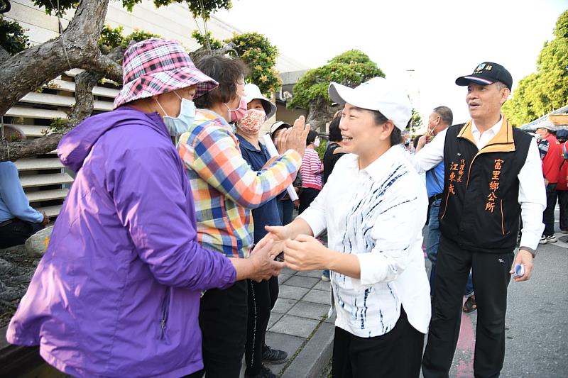 徐縣長於富里火車站與民眾熱情互動