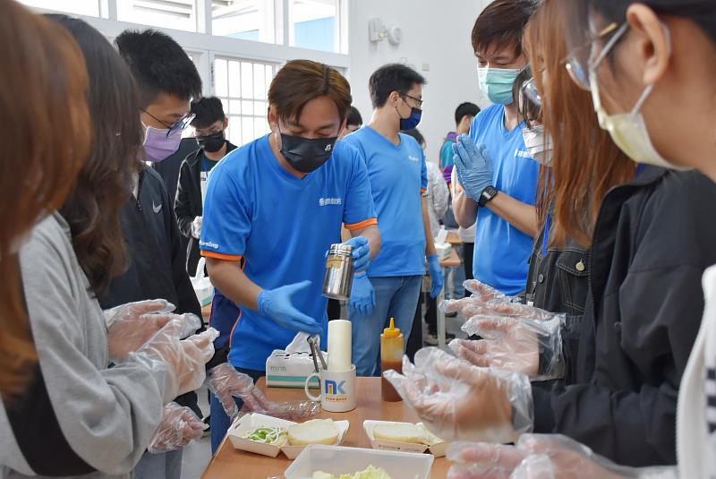 南華大學帶領學生前往屏東的「晨間廚房餐飲有限公司」參訪，並體驗製作漢堡。