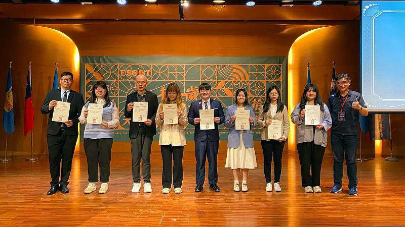 南華大學「道家太極拳劍社」社長羅凱薇(右3)同學，榮獲社團優秀幹部之殊榮。