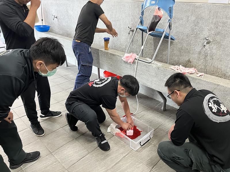 消防局指出，PHTLS乃全球知名之院前創傷急救技能訓練，是美國緊急救護技術員學會（National Association of Emergency Medical Technicians，簡稱NAEMT）與美國外科醫學會創傷委員會合作設計及管理