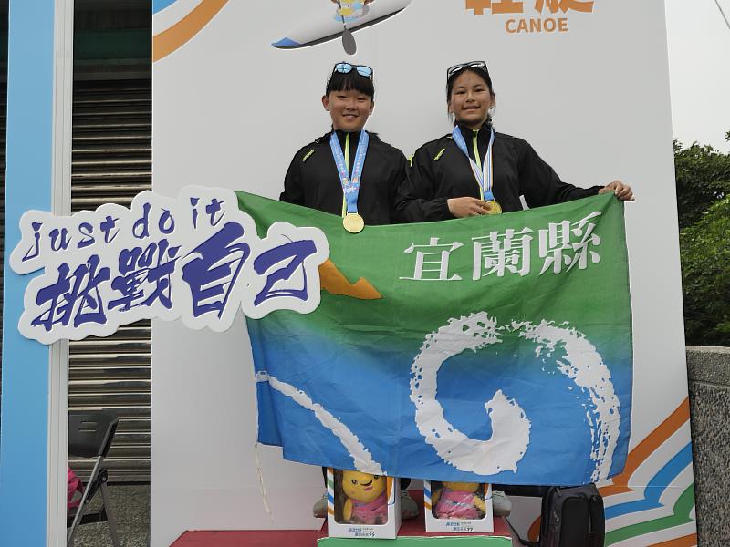 宜蘭縣頭城家商林芸涓、林芸伊獲高女組輕艇競速500公尺雙人C艇金牌
