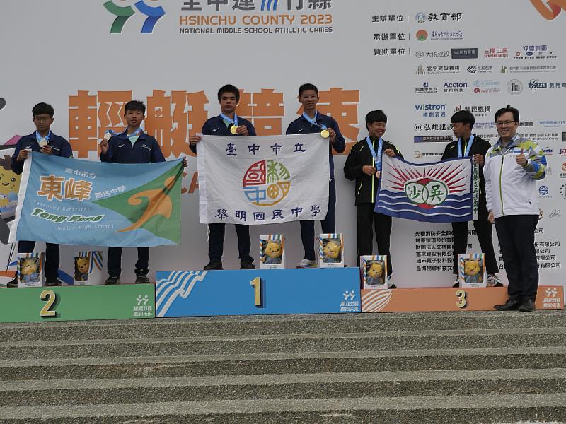 體育署鄭世忠署長頒發國中男子組輕艇競速500公尺雙人K艇獎牌