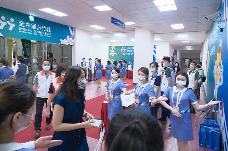 全中運執委會秘書處主任楊郡慈視察禮賓大使排練