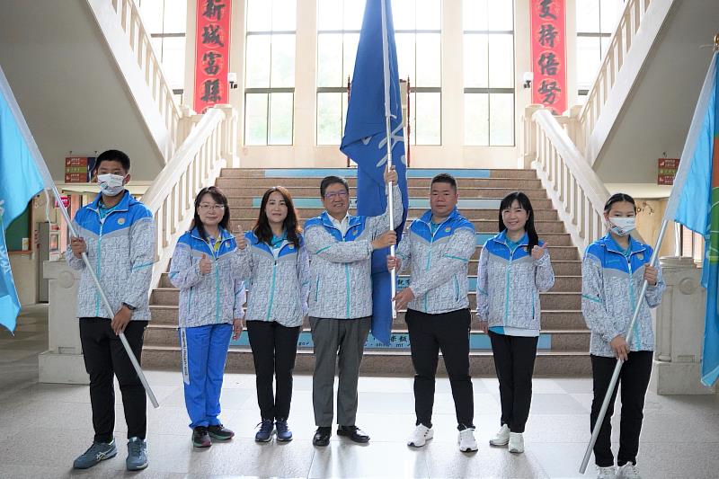 新竹縣長楊文科（右四）為112全中運新竹縣代表隊授旗，鼓勵選手再創佳績。