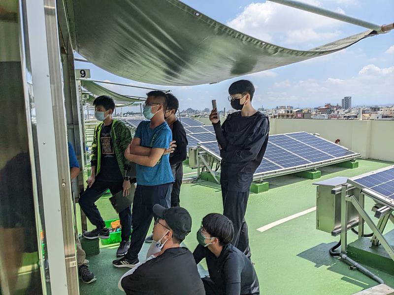 學生於「太陽光電設置乙級技術士檢定場」練習術科