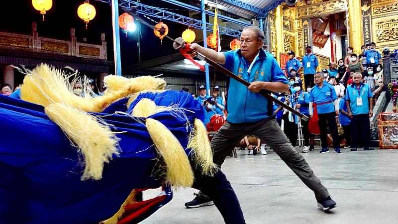 圖片來源/小港龍湖廟：青頭獅出陣前需先以「救獅」儀式喚醒青頭獅，以於遶境活動中為家戶驅邪避魔、鎮宅招福，於活動圓滿後需完成「殺獅」儀式封印青頭獅，以避免兇猛無比的猛獸危害人間。