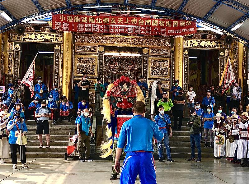 圖片來源/小港龍湖廟：李春生董事與高文海監事帶領的「港仔墘獅陣」，據傳與前金、五甲的獅陣均師承郭天瑞先生，以台灣廟宇中少有的青頭獅為門派特色，並具有獨特的舞法、拳法、鼓法，其中小港龍湖廟的「港仔墘獅陣」更為當地之青頭獅代表，目前已招募近60名信眾加入文化傳承的行列，歡迎對傳統技藝有興趣者共同參與及交流。