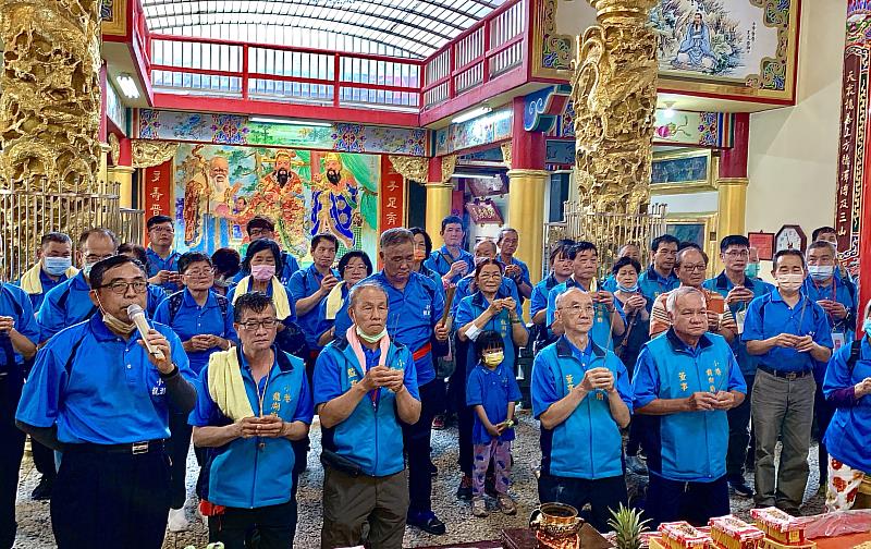 圖片來源/小港龍湖廟：小港龍湖廟於4月8日謁祖進香活動後，由李文洲董事長(前排右三)率領董監事、幹部、志工與信眾祈求北極玄天上帝與列位神尊保佑4月16日祈福遶境活動圓滿順利，讓獲得祖廟加持的香火靈氣，可藉由神轎及信眾徒步遶境，為鄉里大街小巷廣施祝福，庇佑在地居民後疫情時代健康平安。