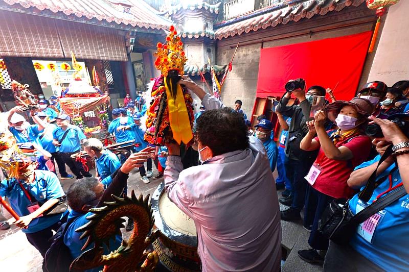 圖片來源/小港龍湖廟：小港龍湖廟於4月8日赴台南府城鷲嶺北極殿大上帝廟謁祖進香，傳統民俗中，此舉可取回祖廟香火以使原有香火更新及增添靈動力，並大幅提升祀奉神尊之神力，以達淨化所轄區域及護佑居民安全之目的。復於4月16日舉辦祈福遶境活動，傳遞北極玄天上帝普惠眾生、消除災障之寶誥教義，並與眾神尊齊心賜福鄉里，迎接後疫情時代新生活的來臨。