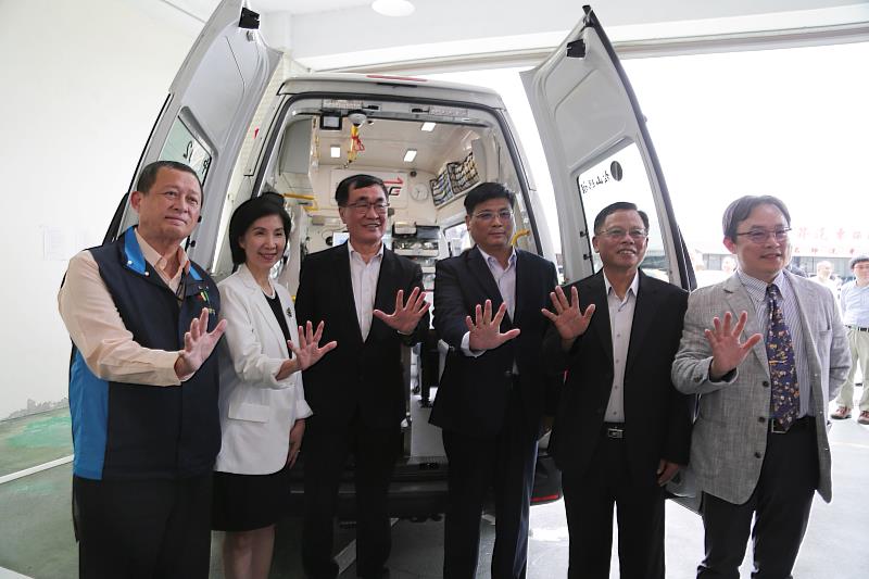 臺北市副市長李四川（左三）、澎湖縣副縣長林皆興（右三）、遠傳總經理井琪（左二）出席5G救護車視訊聯防啟用典禮。
