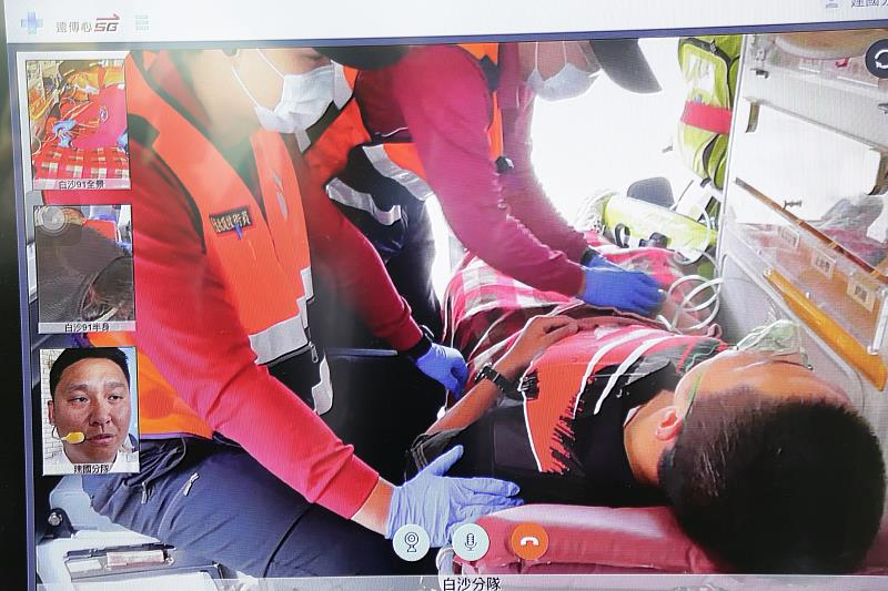 臺北市政府消防局建國高級救護隊與澎湖縣政府消防局白沙分隊演練急救處置流程。