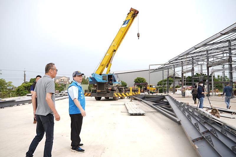 工務處副處長陳盈州說，今天到場發現地主已將一半已上的鐵皮建物先行拆除，可見上週楊縣長宣示遏止農地違章是有嚇阻成效的