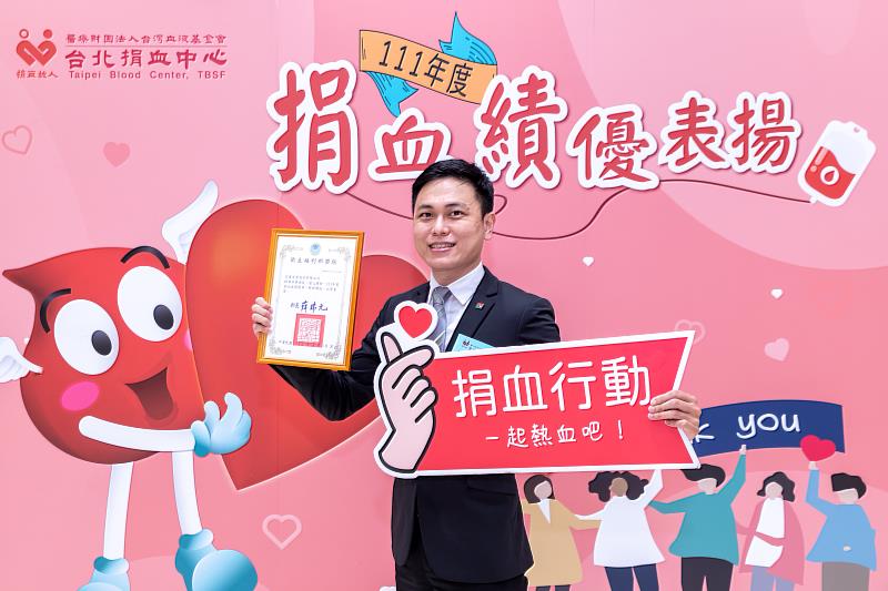 信義房屋松江南京店店長李育銜代表信義房屋接受台北捐血中心的捐血績優表揚。