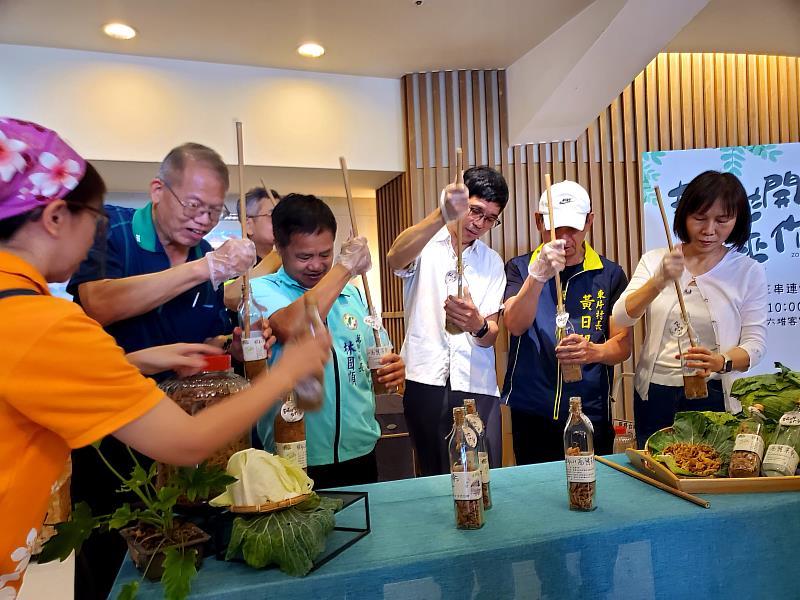 圖2  六堆客庄串聯體驗活動與會貴賓(由右而左，香蕉研究所邱祝瓔所長、內埔東片村黃日禓村長、客發中心何金樑主任、萬巒鄉林國順鄉長、屏東酒廠田益民廠長)體驗美濃獅山社區的高麗菜乾DIY